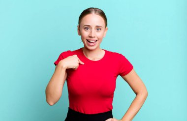 Mutlu, gururlu ve şaşırmış görünüyorsun, neşeli bir şekilde kendini gösteriyorsun, kendinden emin ve yüce hissediyorsun.