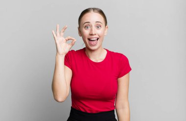 Başarılı ve tatmin olmuş hissediyorum, ağzım açık gülümsüyorum, elimle imzamı atıyorum.