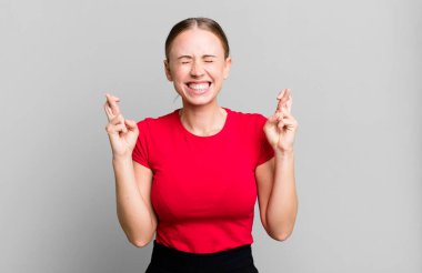 Gülümsüyor ve endişeyle iki parmağımı çaprazlıyorum. Endişeliyim ve iyi şanslar diliyorum.