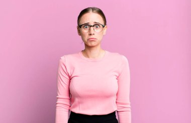 Üzgün ve stresli hissediyorum, kötü bir sürpriz yüzünden üzgün, olumsuz, endişeli bir bakışla