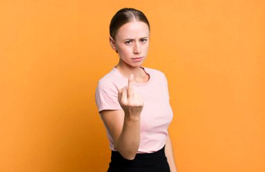 Sinirli, sinirli, isyankar ve agresif hissediyorum. Orta parmağımı şıklatıp karşılık veriyorum.