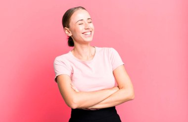 Kollarını kavuşturup mutlu bir şekilde gülüyorlar, rahat, olumlu ve tatmin edici bir pozla.