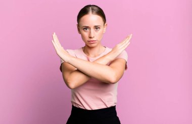 Bu tavrından rahatsız ve bıkkın görünüyorsun, yeter artık! Eller önde çapraz, durmanı söylüyor.