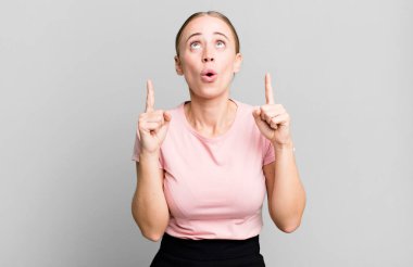 Şaşırmış ve şaşırmış bir bakışla yukarıyı gösteren açık ağızlı bir duygu.