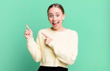 Neşeli ve şaşırmış hissediyorum, şok olmuş bir ifadeyle gülümsüyorum ve bir tarafı işaret ediyorum.