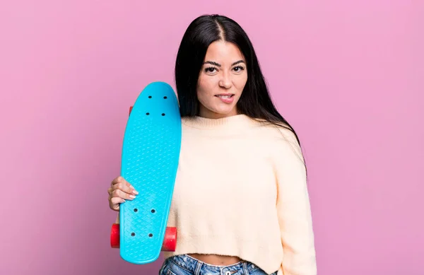 Hispanic Pretty Woman Looking Puzzled Confused Skate Boarding Concept — Stock Photo, Image