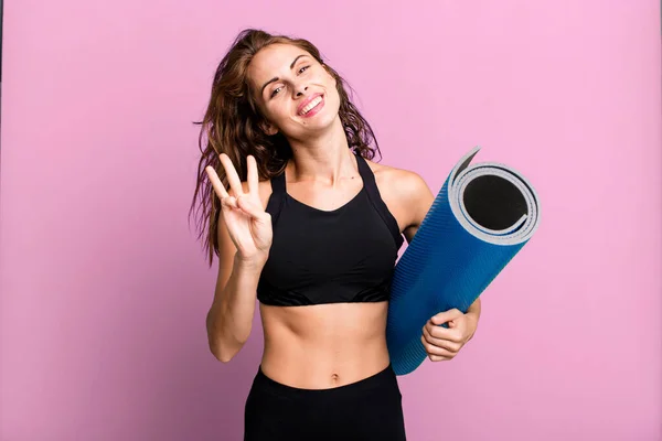 Latijns Amerikaanse Mooie Vrouw Glimlachend Vriendelijk Toont Nummer Drie Fitness — Stockfoto