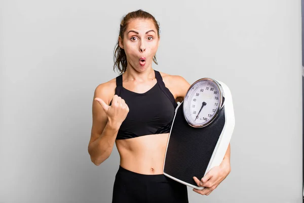 Hispánská Hezká Žena Zatvářila Nevěřícně Koncepce Fitness Stravy Váhové Stupnice — Stock fotografie
