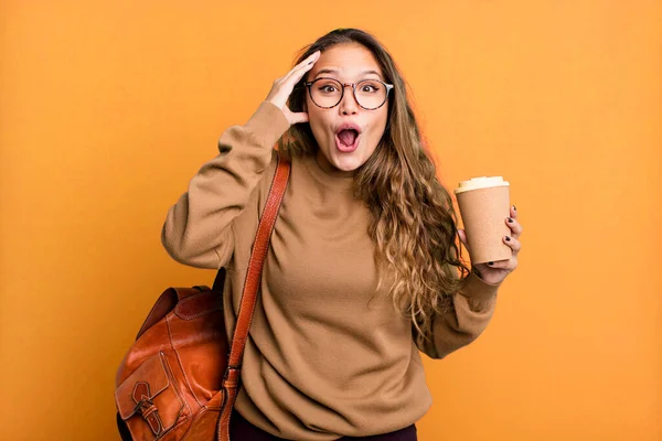 Hispânico Bonita Mulher Olhando Feliz Surpreso Surpreso Tirar Conceito Café — Fotografia de Stock