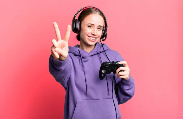 Caucasian Pretty Woman Smiling Looking Happy Gesturing Victory Peace Gamer — Foto Stock