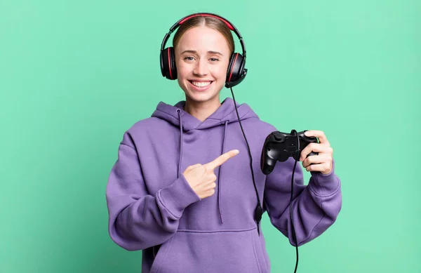 Caucasian Pretty Woman Smiling Cheerfully Feeling Happy Pointing Side Gamer — Foto Stock