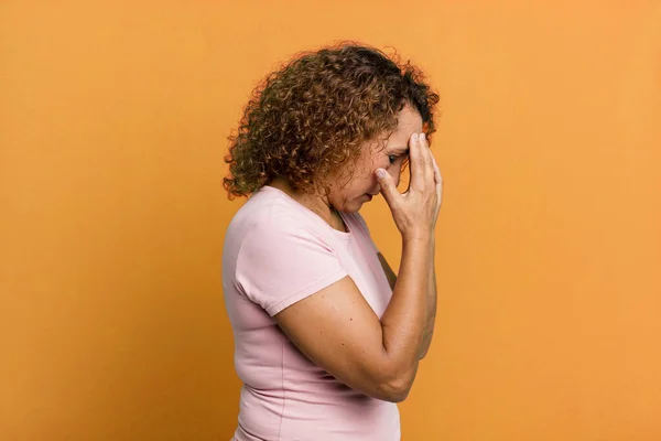 Hispánská Žena Středního Věku Zakrývající Oči Rukama Smutným Frustrovaným Výrazem — Stock fotografie
