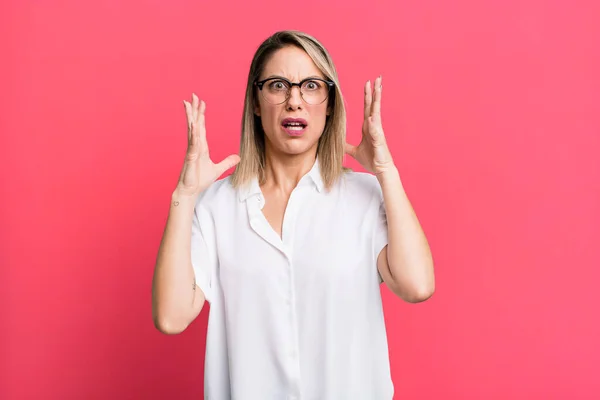 Blonde Adult Woman Screaming Hands Air Feeling Furious Frustrated Stressed — Stock fotografie