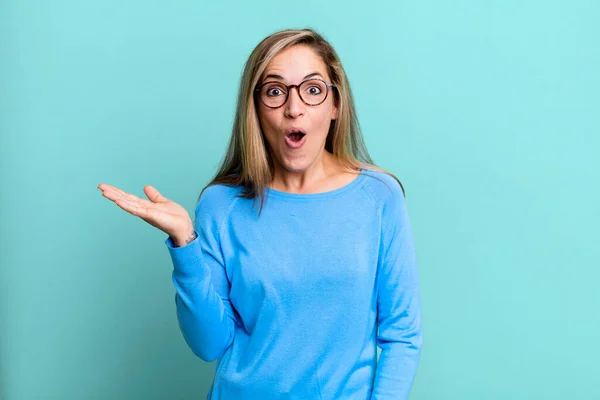 Blonde Adult Woman Looking Surprised Shocked Jaw Dropped Holding Object — 图库照片