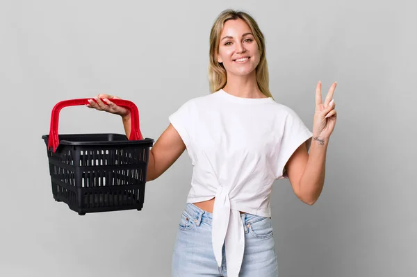 Pretty Caucasian Woman Empty Shopping Basket — Foto de Stock