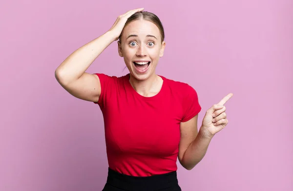 Laughing Looking Happy Positive Surprised Realizing Great Idea Pointing Lateral — Stock Photo, Image