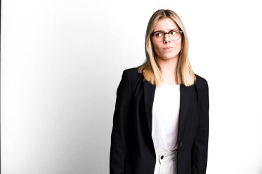 Genç, güzel bir kadın üzgün, üzgün ya da kızgın hissediyor ve yan tarafa bakıyor. iş kavramı