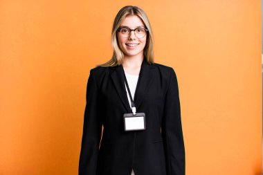 Genç ve güzel bir kadın mutlu ve hoş bir şekilde şaşırmış görünüyor. kimlik kartı akreditasyon kavramı