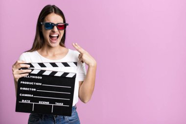 Genç ve güzel bir kadın mutsuz ve stresli görünüyor, intihar jesti silah işareti yapıyor. Sinema filmi veya film konsepti