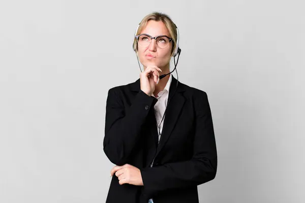 Caucasian Blonde Woman Thinking Feeling Doubtful Confused Telemarketing Cocnept — Stockfoto