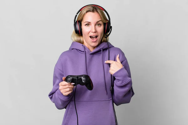 Caucasian Blonde Woman Feeling Happy Pointing Self Excited Gamer Concept — Foto Stock