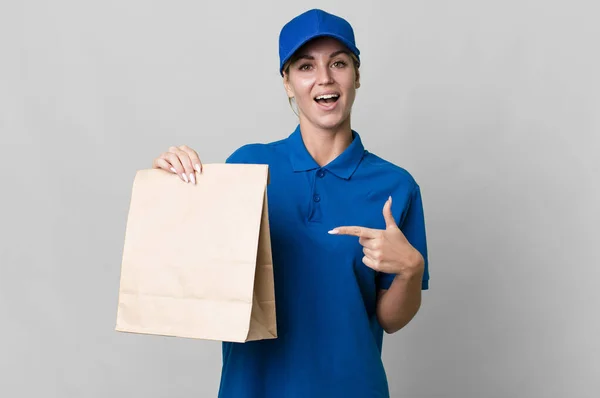 Caucasian Blonde Woman Looking Excited Surprised Pointing Side Paper Bag — Stock Photo, Image