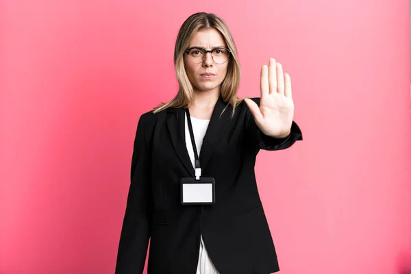 Jonge Mooie Vrouw Kijken Serieus Tonen Open Palm Maken Stop — Stockfoto