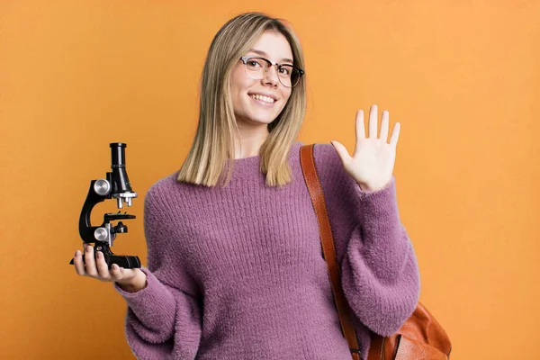 Jonge Mooie Vrouw Glimlacht Gelukkig Zwaaiende Hand Verwelkomen Groeten Wetenschappelijke — Stockfoto