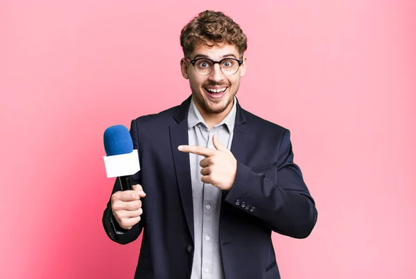 Young Adult Caucasian Man Looking Excited Surprised Pointing Side Journalist — Stock Photo, Image