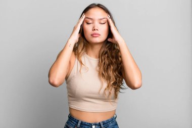 Genç ve güzel bir kadın konsantre, düşünceli ve ilham verici, beyin fırtınası yapıyor ve hayal kuruyor.