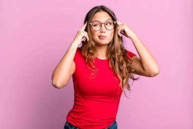 Genç ve güzel bir kadın konsantre olmuş ve bir fikir üzerinde kafa yoruyor, bir soruna ya da soruna bir çözüm hayal ediyor.