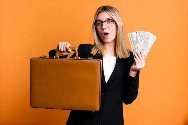 Bavullu genç ve güzel bir iş kadını.