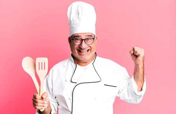 Hombre Mayor Mediana Edad Sintiéndose Sorprendido Riendo Celebrando Éxito Chef — Foto de Stock