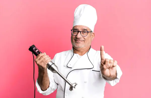 Uomo Anziano Mezza Età Sorridente Amichevole Mostrando Numero Uno Chef — Foto Stock