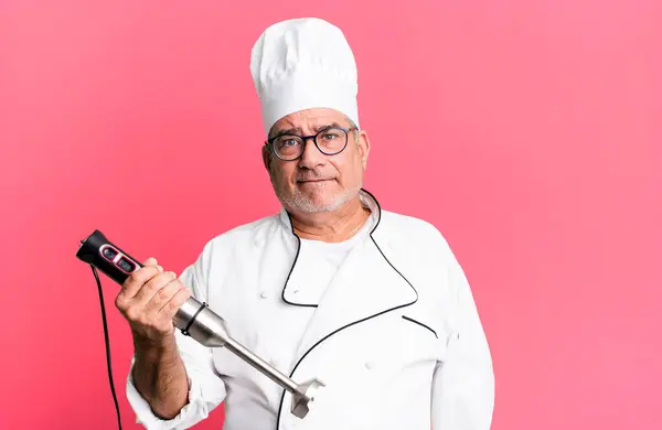 Uomo Anziano Mezza Età Guardando Perplesso Confuso Chef Ristorante Con — Foto Stock