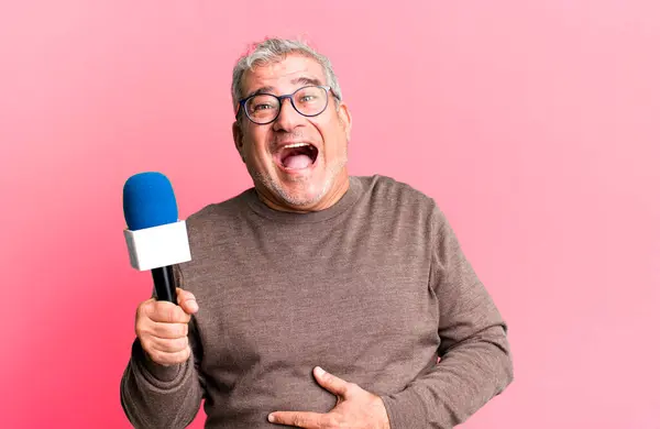 Orta Yaşlı Bir Adam Komik Bir Şakaya Yüksek Sesle Gülüyor — Stok fotoğraf