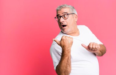 Yan tarafında boş fotokopi alanı olan orta yaşlı bir adam.