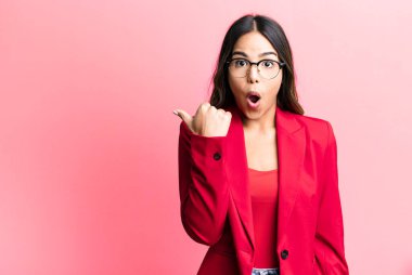 İspanyol güzel bir kadın inançsızlığa şaşırmış görünüyor. İş kadını kavramı