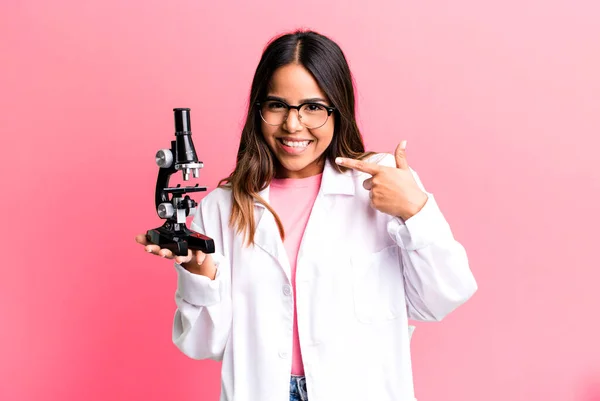 Латиноамериканка Улыбается Уверенно Указывая Свою Широкую Улыбку Студент Микроскопом — стоковое фото