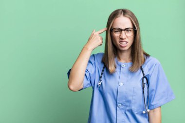 Kafan karışık ve şaşkın, deli olduğunu gösteriyorsun. hemşire konsepti