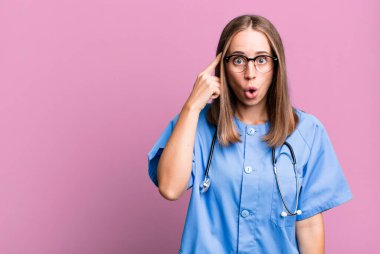 Şaşırmış görünüyor, yeni bir düşünce, fikir ya da konseptin farkına varıyor. hemşire konsepti