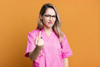 Kızgın, sinirli, asi ve agresif hissediyorum. hemşire konsepti