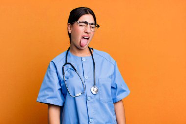 Neşeli ve asi bir tavırla, şakalar yaparak ve dil çıkararak. hemşire konsepti