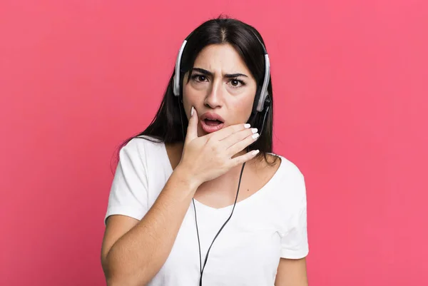 Mouth Eyes Wide Open Hand Chin Telemarketer Concept — Stockfoto