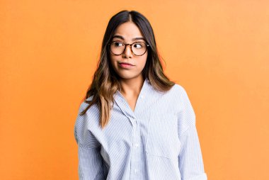 İspanyol güzel kadın merak ediyor, mutlu düşünceler ve fikirler düşünüyor, hayal kuruyor, kenarda yer arıyor.