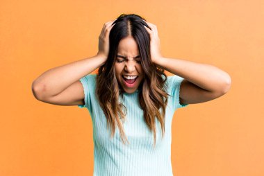 İspanyol güzel bir kadın stresli ve hayal kırıklığına uğramış hissediyor, elele tutuşuyor, yorgun, mutsuz ve migren ağrısı çekiyor.