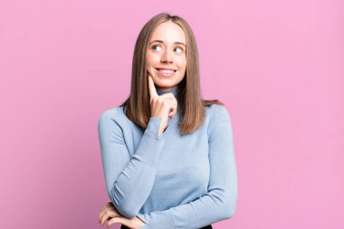 Gülümseyerek mutlu ve hayal kurarak ya da şüphe duyarak, yan tarafa bakarak