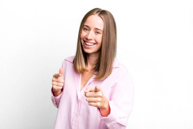 Mutlu, havalı, tatmin olmuş, rahat ve başarılı olmak, kamerayı işaret etmek, seni seçmek.