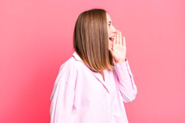 Profil görünümü, mutlu ve heyecanlı görünüyor, bağırıyor ve kenardaki boşluğu kopyalamak için arıyor