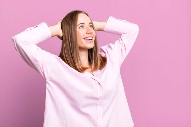 Gülümseyen ve rahat hisseden, mutlu ve kaygısız, olumlu ve rahatlatıcı